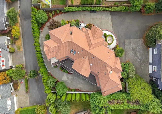 Photo 4 of Single family home for sale at 9216 132nd Avenue NE, Redmond, WA 98052 | MLS# NWM2596597 | Listing updated on 2026-10-21