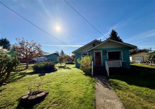Photo 4 of Single family home for sale at 1015 Stockwell St, Aberdeen, WA 98520 | MLS# NWM2596629 | Listing updated on 2026-10-26