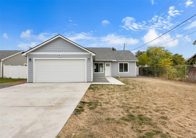 Photo 1 of Sale Pending at 1521 S Roberta St, Moses Lake, WA 98837 | MLS# NWM2596631 | Listing updated on 2026-10-26