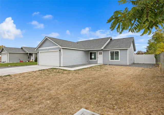 Photo 2 of Sale Pending at 1521 S Roberta St, Moses Lake, WA 98837 | MLS# NWM2596631 | Listing updated on 2026-10-26