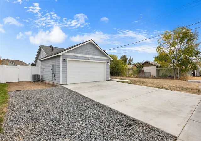 Photo 3 of Sale Pending at 1521 S Roberta St, Moses Lake, WA 98837 | MLS# NWM2596631 | Listing updated on 2026-10-26
