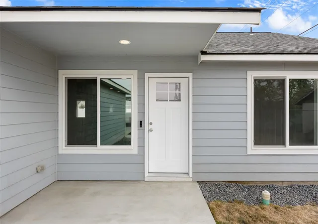 Photo 3 of Sale Pending at 1521 S Roberta St, Moses Lake, WA 98837 | MLS# NWM2596631 | Listing updated on 2026-10-26