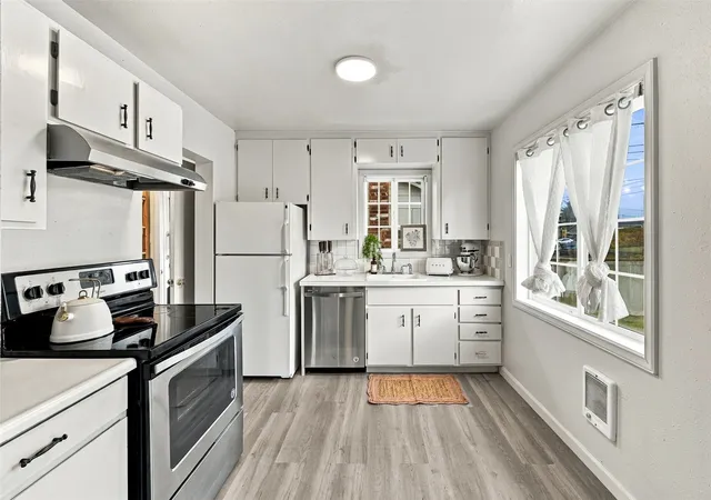 Photo 4 of Single family home for sale at 816 S Howard St, Tacoma, WA 98465 | MLS# NWM2596656 | Listing updated on 2026-10-29