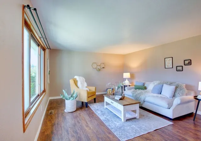 Photo 3 of Single family home for sale at 707 Kodiak Dr, Burlington, WA 98233 | MLS# NWM2596667 | Listing updated on 2026-10-27