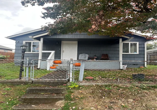 Photo 3 of Single family home for sale at 264 21st Street, Longview, WA 98632 | MLS# NWM2596680 | Listing updated on 2026-10-21