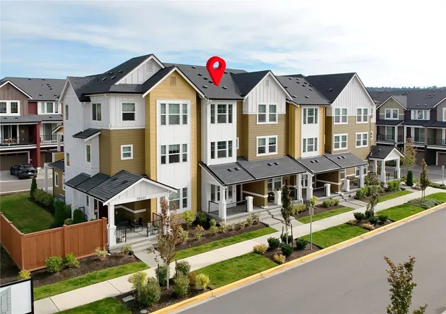 Townhouse for sale at 19332 NE 69th Circle, Redmond, WA 98052 | MLS# NWM2596687