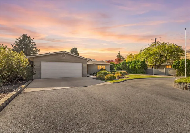 Photo 2 of Single family home for sale at 1719 Harris Pl, Wenatchee, WA 98801 | MLS# NWM2596716 | Listing updated on 2026-10-23