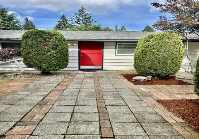 Photo 2 of Single family home for sale at 426 S 193rd Street, Des Moines, WA 98148 | MLS# NWM2596756 | Listing updated on 2026-10-22