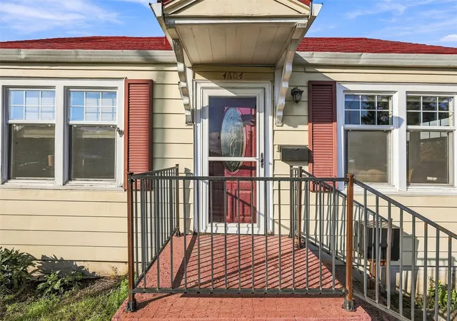 Photo 3 of Single family home for sale at 4604 Colby Ave, Everett, WA 98203 | MLS# NWM2596760 | Listing updated on 2026-10-24
