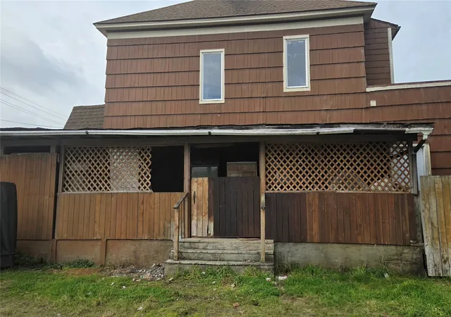 Photo 2 of Single family home for sale at 1400 West 1st, Aberdeen, WA 98520 | MLS# NWM2596817 | Listing updated on 2026-10-23
