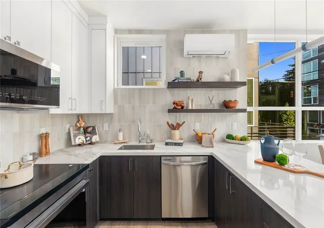 Photo 4 of Townhouse for sale at 2328 Franklin Ave E #H, Seattle, WA 98102 | MLS# NWM2596854 | Listing updated on 2026-10-23