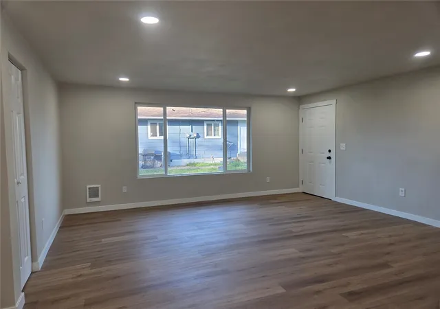 Photo 2 of Single family home for sale at 813 S Exchange St, Aberdeen, WA 98520 | MLS# NWM2596862 | Listing updated on 2026-10-28