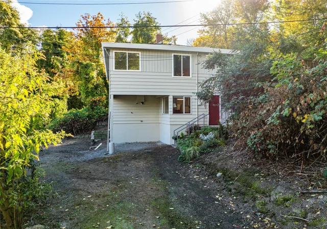 Photo 3 of Single family home for sale at 3128 SW Admiral Way, Seattle, WA 98126 | MLS# NWM2596893 | Listing updated on 2026-10-26
