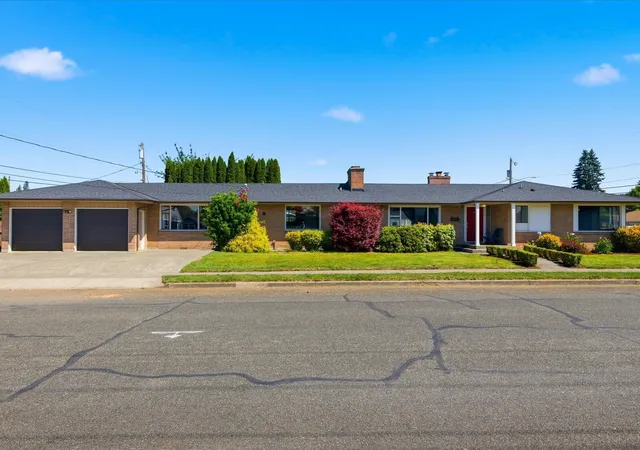 Single family home for sale at 1417 Maple St, Sumner, WA 98390 | MLS# NWM2596895