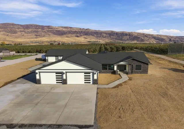 Single family home for sale at 583 S Webb Ave, East Wenatchee, WA 98802 | MLS# NWM2596946