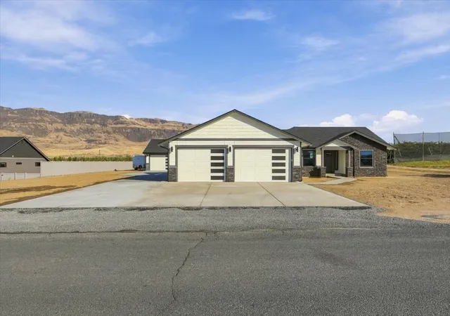Photo 1 of Single family home for sale at 583 S Webb Ave, East Wenatchee, WA 98802 | MLS# NWM2596946 | Listing updated on 2026-10-23