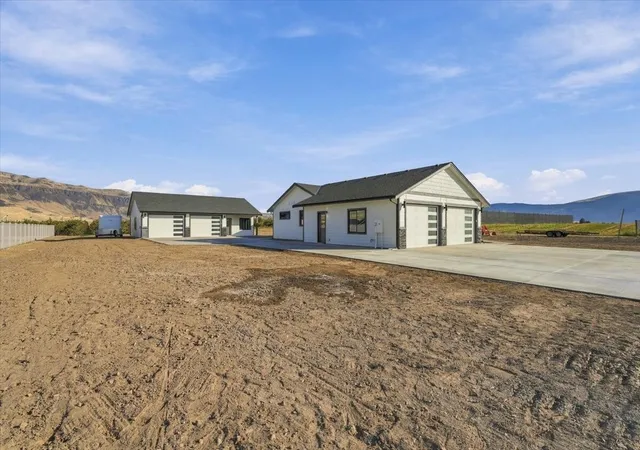 Photo 2 of Single family home for sale at 583 S Webb Ave, East Wenatchee, WA 98802 | MLS# NWM2596946 | Listing updated on 2026-10-23