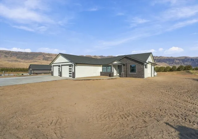 Photo 3 of Single family home for sale at 583 S Webb Ave, East Wenatchee, WA 98802 | MLS# NWM2596946 | Listing updated on 2026-10-23