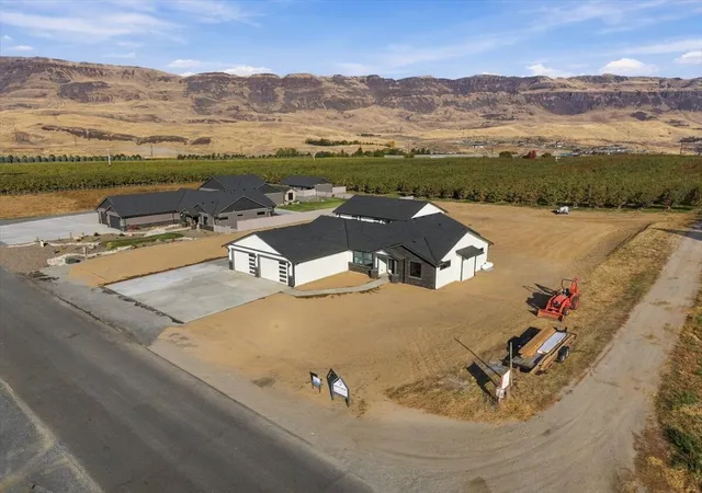 Photo 4 of Single family home for sale at 583 S Webb Ave, East Wenatchee, WA 98802 | MLS# NWM2596946 | Listing updated on 2026-10-23