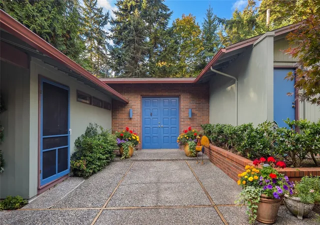 Photo 1 of Single family home for sale at 6901 94th Avenue Se, Mercer Island, WA 98040 | MLS# NWM2596957 | Listing updated on 2026-10-28