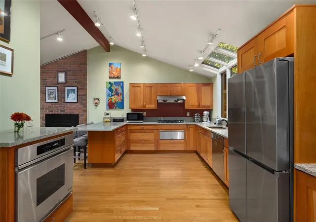 Photo 3 of Single family home for sale at 6901 94th Avenue SE, Mercer Island, WA 98040 | MLS# NWM2596957 | Listing updated on 2026-10-29