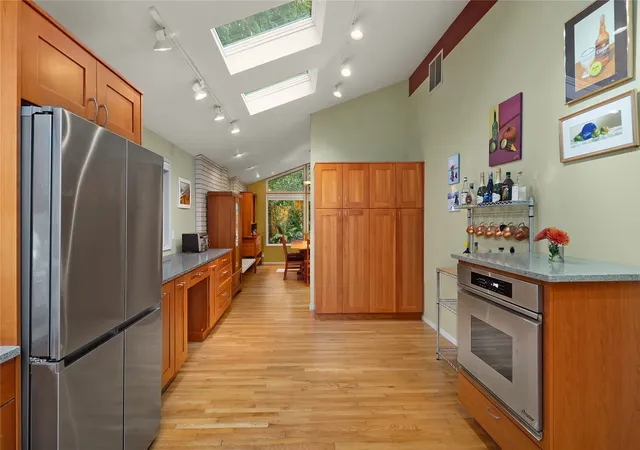 Photo 4 of Single family home for sale at 6901 94th Avenue SE, Mercer Island, WA 98040 | MLS# NWM2596957 | Listing updated on 2026-10-29