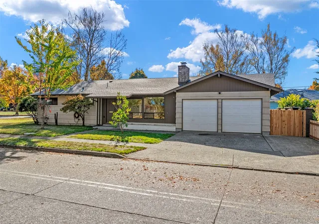Photo 3 of Single family home for sale at 2611 Fir St, Longview, WA 98632 | MLS# NWM2596984 | Listing updated on 2026-10-23