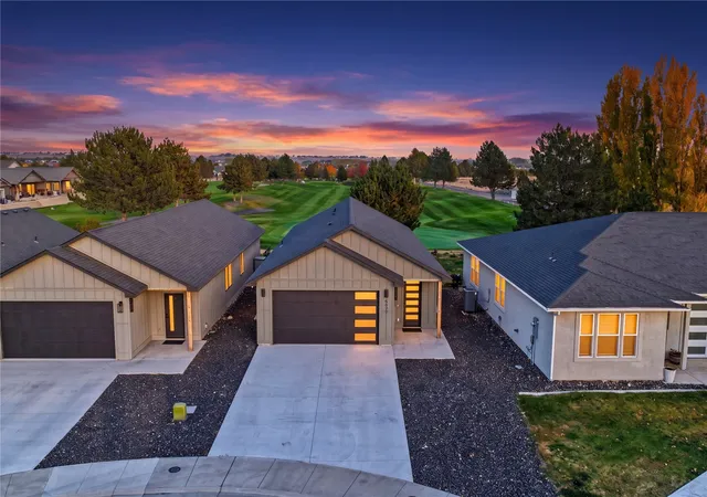 Photo 3 of Single family home for sale at 4027 NE Quinn Dr, Moses Lake, WA 98837 | MLS# NWM2596997 | Listing updated on 2026-10-22