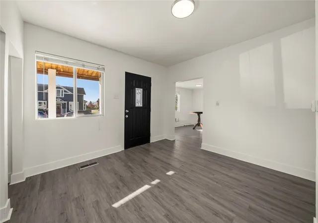 Photo 3 of Single family home for sale at 927 3rd Avenue Nw, Puyallup, WA 98371 | MLS# NWM2596999 | Listing updated on 2026-10-26