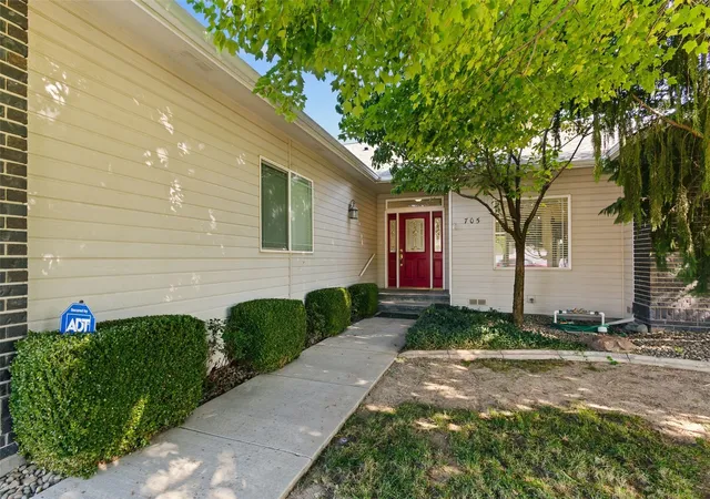 Photo 3 of Single family home for sale at 705 S 87th Avenue, Yakima, WA 98908 | MLS# NWM2597019 | Listing updated on 2026-10-23
