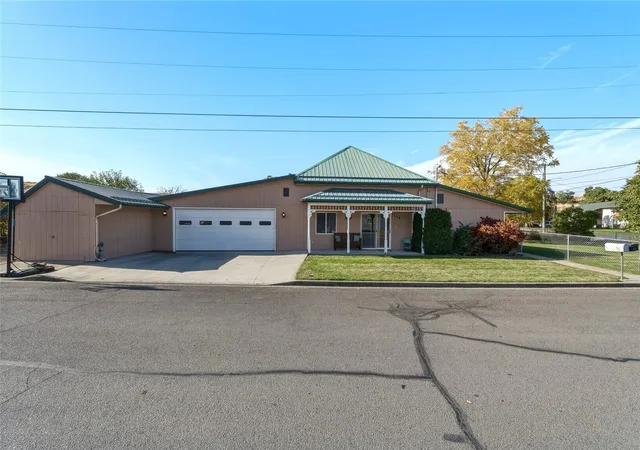 Photo 1 of Single family home for sale at 1804 Walnut St, Milton Freewater, OR 97862 | MLS# NWM2597219 | Listing updated on 2026-10-26