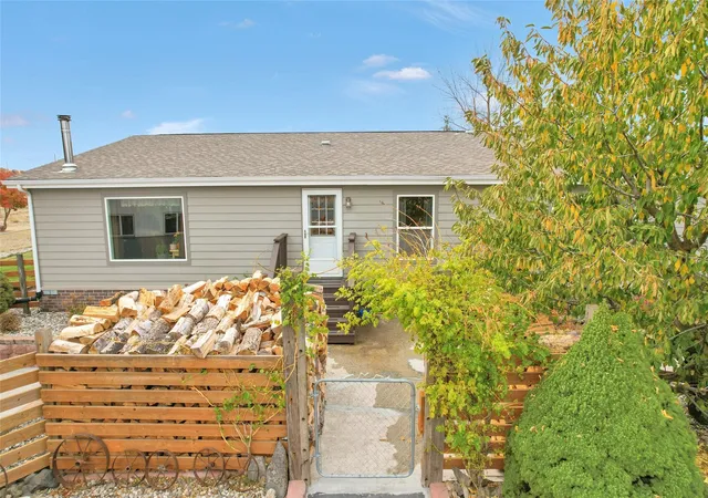 Photo 3 of Manufactured home for sale at 165 Ne Dungan Rd E, Creston, WA 99117 | MLS# NWM2597286 | Listing updated on 2026-10-26