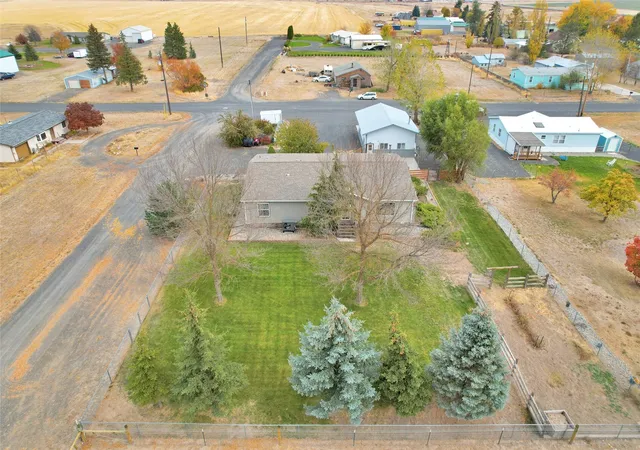 Photo 3 of Manufactured home for sale at 165 NE Dungan Rd E, Creston, WA 99117 | MLS# NWM2597286 | Listing updated on 2026-10-26