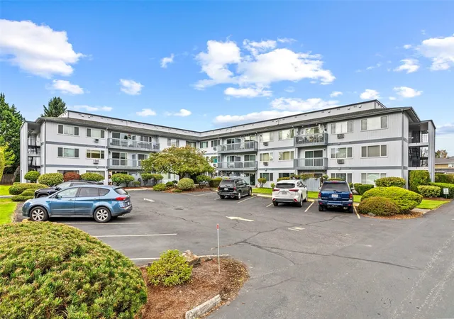 Photo 3 of Condo for sale at 2005 Tibbetts Dr #303, Longview, WA 98632 | MLS# NWM2597305 | Listing updated on 2026-10-23