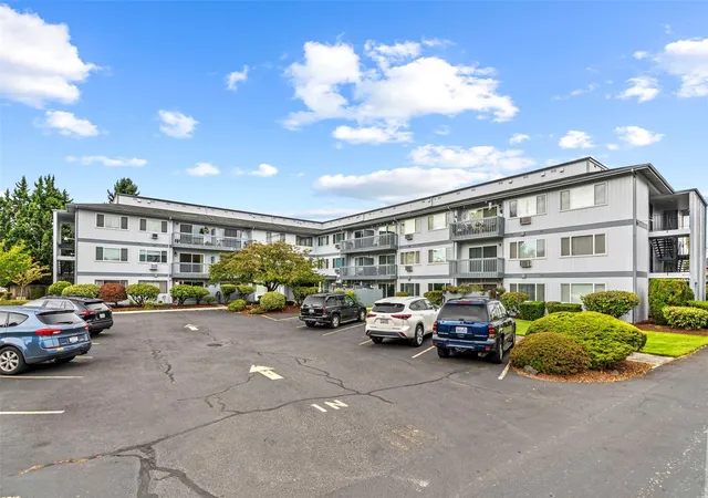 Photo 3 of Condo for sale at 2005 Tibbetts Dr #303, Longview, WA 98632 | MLS# NWM2597305 | Listing updated on 2026-10-23