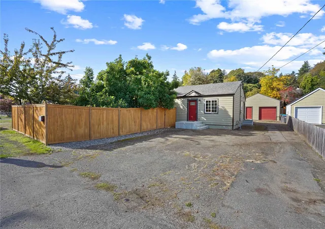 Photo 2 of Single family home for sale at 1715 Snyder Ave, Bremerton, WA 98312 | MLS# NWM2597315 | Listing updated on 2026-10-23