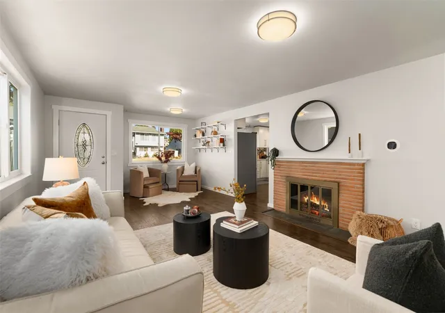 Photo 4 of Single family home for sale at 1009 SW 125th Street, Seattle, WA 98146 | MLS# NWM2597338 | Listing updated on 2026-10-24