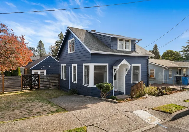 Photo 1 of Single family home for sale at 924 Ne 2nd Avenue, Camas, WA 98607 | MLS# NWM2597349 | Listing updated on 2026-10-24