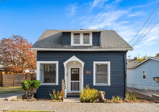 Photo 2 of Single family home for sale at 924 Ne 2nd Avenue, Camas, WA 98607 | MLS# NWM2597349 | Listing updated on 2026-10-24