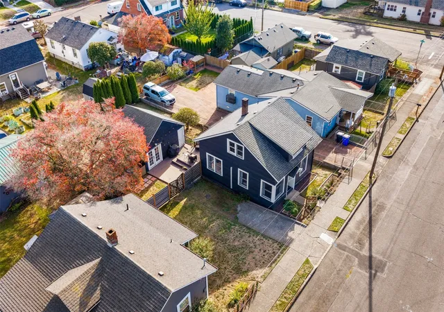 Photo 3 of Single family home for sale at 924 Ne 2nd Avenue, Camas, WA 98607 | MLS# NWM2597349 | Listing updated on 2026-10-24