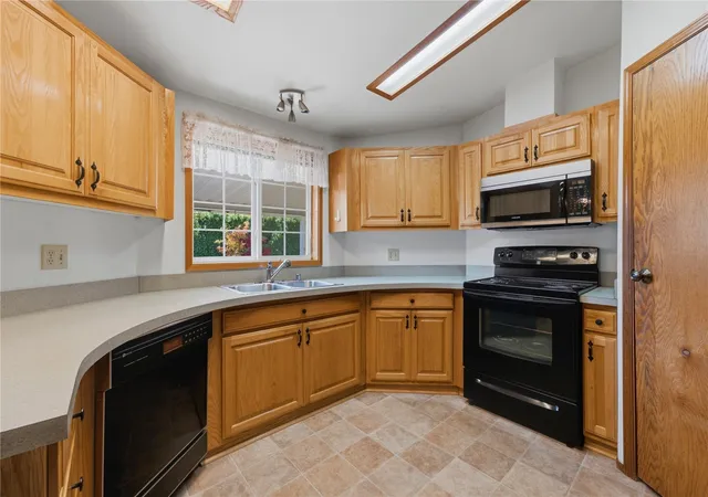 Photo 4 of Manufactured home for sale at 1402 22nd Street NE #533, Auburn, WA 98002 | MLS# NWM2597360 | Listing updated on 2026-10-23