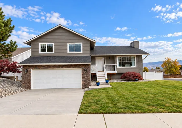 Single family home for sale at 576 Saddle Rock Loop, Wenatchee, WA 98801 | MLS# NWM2597379