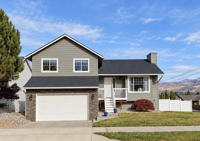 Single family home for sale at 576 Saddle Rock Loop, Wenatchee, WA 98801 | MLS# NWM2597379