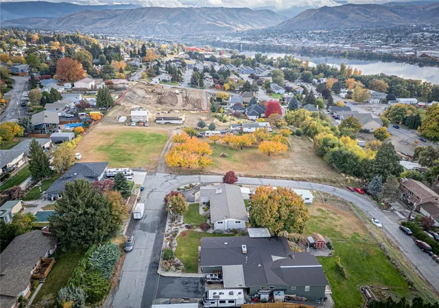 Photo 3 of Single family home for sale at 1602 N Aurora Ave, East Wenatchee, WA 98802 | MLS# NWM2597386 | Listing updated on 2026-10-29