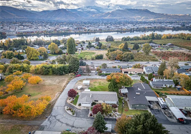 Photo 4 of Single family home for sale at 1602 N Aurora Ave, East Wenatchee, WA 98802 | MLS# NWM2597386 | Listing updated on 2026-10-29