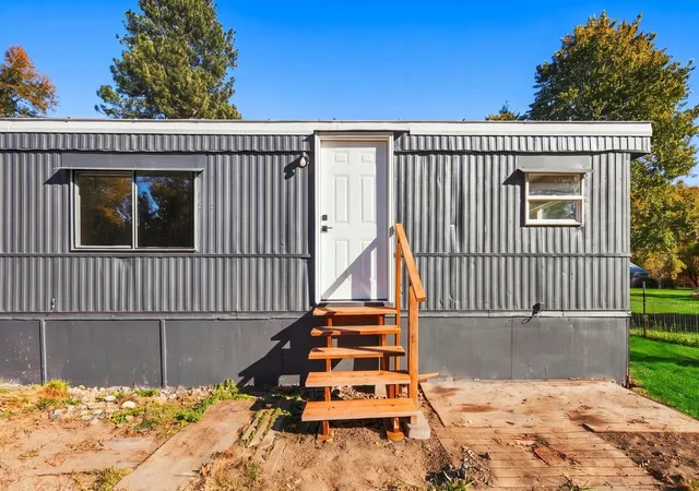 Photo 3 of Manufactured home for sale at 1020 Mcdonald Rd #20, Cle Elum, WA 98922 | MLS# NWM2597393 | Listing updated on 2026-10-22