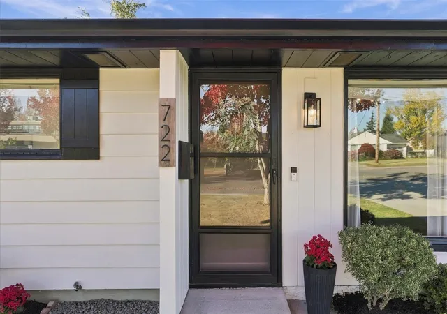 Photo 2 of Single family home for sale at 722 Wetmore Ave, Everett, WA 98201 | MLS# NWM2597447 | Listing updated on 2026-10-26