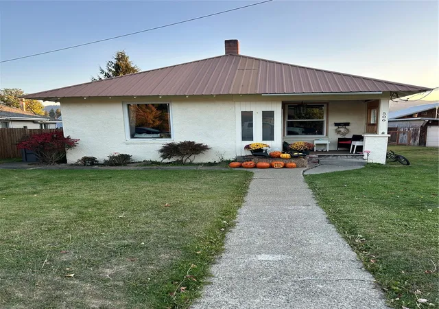Single family home for sale at 506 E 3rd Street, Cle Elum, WA 98922 | MLS# NWM2597472