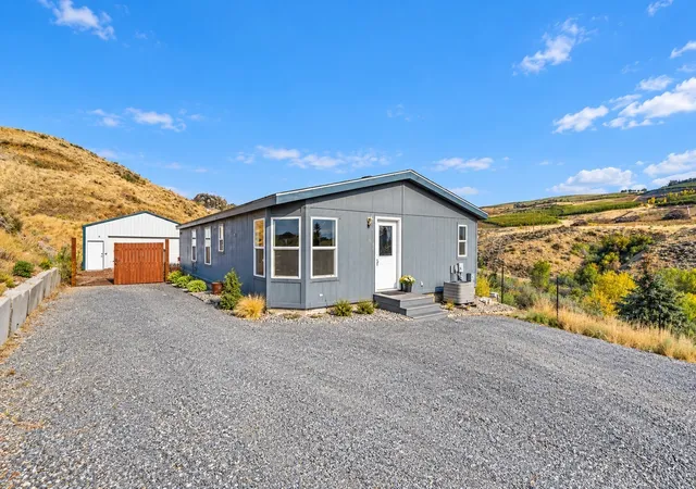 Photo 4 of Single family home for sale at 3570 Pinnacle Pl, Wenatchee, WA 98801 | MLS# NWM2597482 | Listing updated on 2026-10-23
