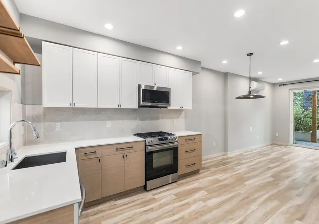 Photo 3 of Townhouse for sale at 304 N 107th Street, Seattle, WA 98133 | MLS# NWM2597510 | Listing updated on 2026-10-23